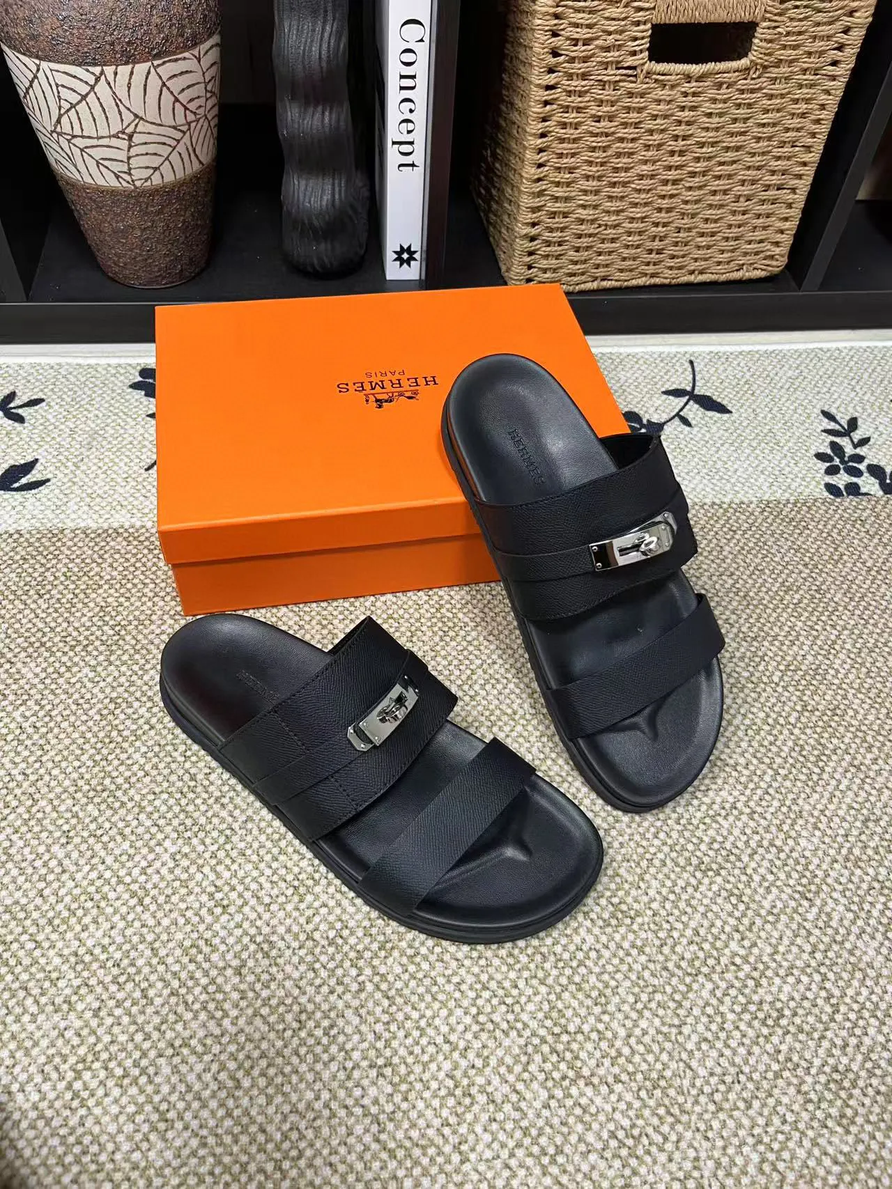 Factory price: 340💰Long-term availability Hermes men's Kazimir slippers for couples - top quality, Hermès woven calfskin functional sandals. The interwoven upper inspired by the "H" iconic pattern creates a casual look, which can be said to be a good companion for summer. Imported cowhide + cowhide lining + TU men's shoes💰Outsole Size: 35-46